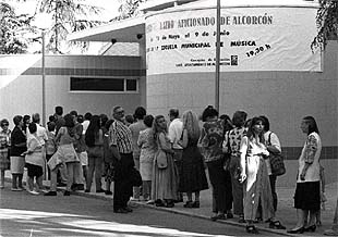 Espectadores haciendo cola para asistir a una muestra de teatro de aficionados en Alcorcón (Madrid).