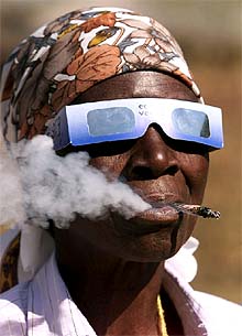 Una espectadora del eclipse de ayer en Zimbabue.