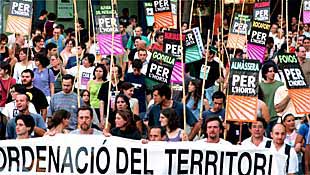 Los manifestantes, ayer, durante la marcha en defensa de la huerta.