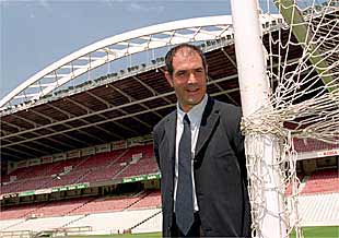 Andoni Zubizarreta, de nuevo sobre el césped de San Mamés.