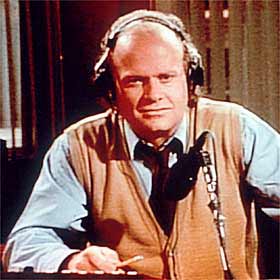 El protagonista de  Frasier , en el consultorio radiofónico de la serie.