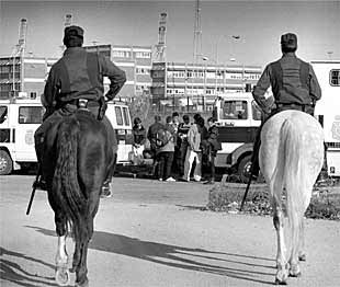 Dos policías a caballo patrullan por el barrio de Can Tunis, en Barcelona.