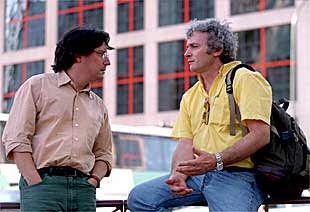 Francisco Santos, jefe de redacción del diario   El Tiempo   (izquierda), junto a Sergio Cabrera, director de cine, en Madrid.
