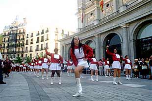 Un grupo de majorettes de Móstoles desfila  por la Plaza de Oriente.