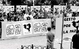 Un momento de la concentración convocada ayer por Gesto en San Sebastián.