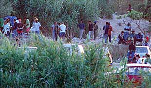 Mercadillo de la droga situado en el cauce de río Turia en Mislata, en plena actividad.