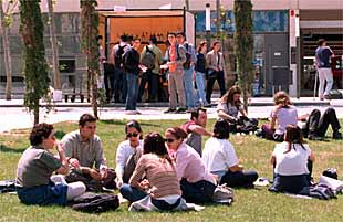Alumnos tomando el sol en el campus de Tarongers en Valencia.