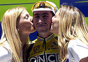 Beloki, feliz, en el podio de la Volta.