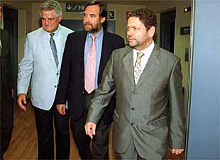 Colunga, Beneroso y Benjumea (de izquierda a derecha), en la sede de la patronal andaluza.