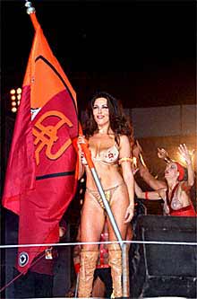La actriz Sabrina Ferilli ofreció el  strip-tease  que ofreció si el Roma quedaba campeón de la Liga italiana.