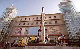 La obra  El pueblo español tiene un camino que conduce a una estrella,  de Alberto, instalada en el Reina Sofía.