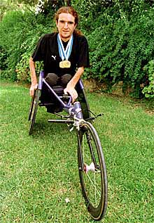 Santiago Sanz, con las tres medallas obtenidas en el europeo.