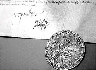 Documento de 1383 y pieza de oro del rey Carlos III de Navarra que se exponen en la  muestra.