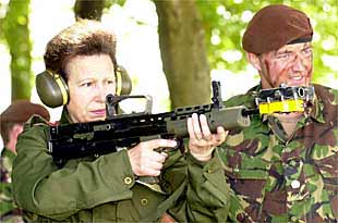 El Regimiento de Húsares del Rey recibió ayer a la princesa Ana de Inglaterra, que, vestida con uniforme de combate, probó un rifle de la tropa dotado con rayos láser.
