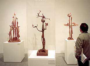 Una vista de la exposición de Alberto, con tres de sus esculturas de los años sesenta.