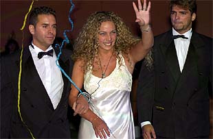 Sabrina, ganadora del concurso  Gran Hermano , saluda al público que le esperaba a la salida de la casa.