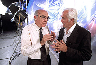 El escritor José Saramago (a la izquierda) y el actor Federico Luppi, en uno de los escenarios del rodaje de  La balsa de piedra. 