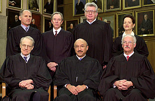 Los miembros del Tribunal de Apelaciones que ayer anuló la sentencia del  caso Microsoft , en febrero pasado.