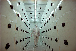 Un operario, en una de las salas de la fábrica de microprocesadores de Lucent en Tres Cantos.