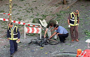 Los policías señalan los restos de la bicicleta bomba que ETA hizo estallar en la calle de López de Hoyos, al paso del general Justo Oreja Pedraza.