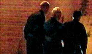 El ex dictador Slobodan Milosevic, flanqueado por dos guardianes, en la prisión de Schveningen, cerca de La Haya.