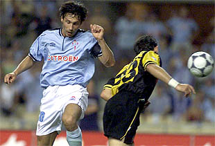 Mostovoi salta a por el balón junto a Paco.