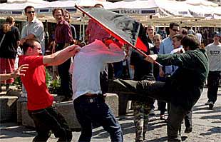 Un grupo de hinchas de fútbol ultranacionalistas ataca a un activista  gay,  tras la manifestación de homosexuales en Belgrado.