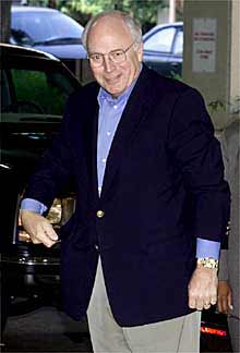 El vicepresidente de EE UU, Richard Cheney, a su llegada al hospital.