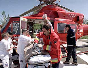 Los facultativos del helicóptero del Sercam, durante el rescate de un herido, el pasado mes de abril.