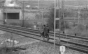 Dos toxicómanos cruzan la vía, en Pitis, para ir a comprar droga al pobaldo de La Quinta, en una imagen de archivo.