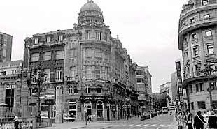 Las viviendas de Solokoetxe supusieron la entrada de la arquitectura vasca en el movimiento modernornLa Sociedad Bilbaína, diseñada por Amann y Amann en 1913, está inspirada en construcciones inglesas de la época.