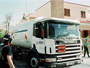 Los bomberos intentaron trasvasar, al principio, el propano del depósito averiado al camión de la fotografía.