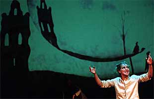 Un momento del ensayo de  La noche oscura , de Producciones Imperdibles, que se estrenará hoy en la Feria de Teatro en el Sur.