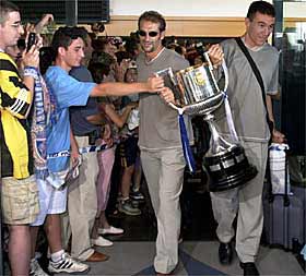 Lanna y Aguado enseñan la Copa a los aficionados del Zaragoza a su llegada al aeropuerto.