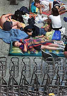 Viajeros atrapados en Son Sant Joan, durmiendo en el vestíbulo.