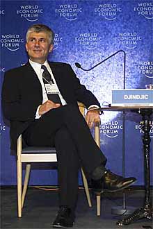 Zoran Djindjic, antes de la sesión plenaria del Foro Económico Mundial, en Salzburgo.