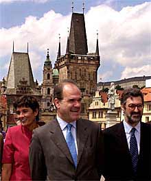 Manuel Chaves, flanqueado por Monserrta Badía y Juan A. Cortecero, ayer en Praga.