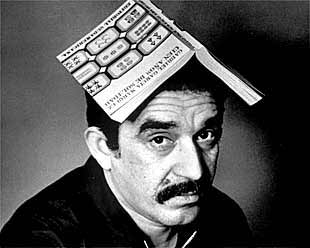 Gabriel García Márquez, a finales de los años sesenta con un ejemplar de  Cien años de soledad .