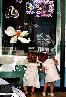 Dos niñas contemplan la exposición.