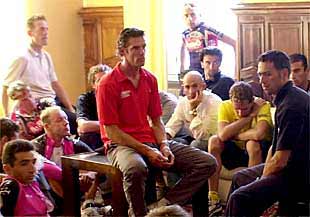 Asamblea de corredores en el Giro el 7 de junio tras la redada de San Remo.