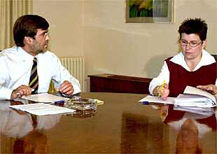 Francesc Antich y Catalina Cirer, delegada del Gobierno en Baleares, durante la reunión que mantuvieron ayer.
