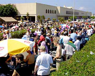 Turistas retenidos en el aeropuerto de Ibiza por la huelga de autobuses el pasado lunes.