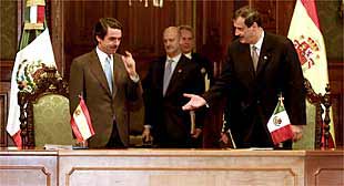 José María Aznar y Vicente Fox, en una comparecencia conjunta ayer en la capital de México.