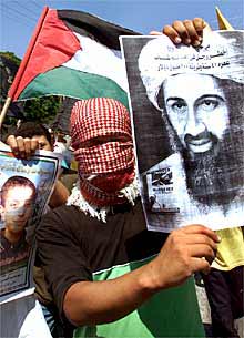 Una foto de Bin Laden en el entierro de los dirigentes de Yihad islámica.