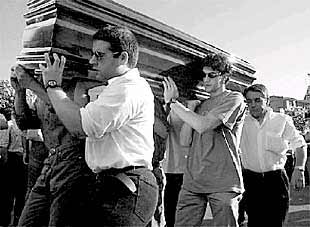 Amigos y familiares del joven trasladan el féretro en el funeral de ayer en Basauri.