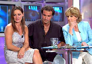 De izquierda a derecha, Mari y Fran, finalistas de  Gran Hermano , junto a la presentadora del concurso, Mercedes Milá.