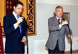 Zaplana y Valcárcel, ayer, tras su reunión en el palacio de San Esteban en Murcia.