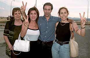 Mario Hernández, con dos primas y una amiga.