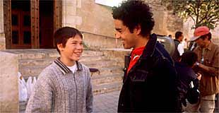 El realizador Miguel Álvarez, a la derecha, ensaya una escena con el actor Juan José Ballesta.