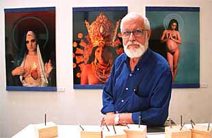 Francesc Jarque, ayer, frente a algunas de sus fotografías que integran la exposición.